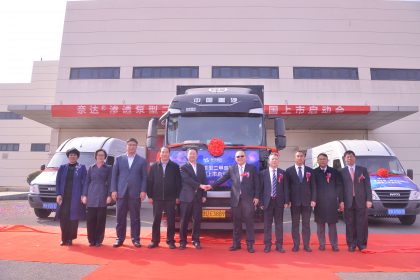 1641381361156007XfAA.jpg 现场合照-420x280.jpg
